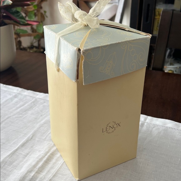 Lenox Butterflies & Lace 8" Bud Vase - Picture 14 of 15